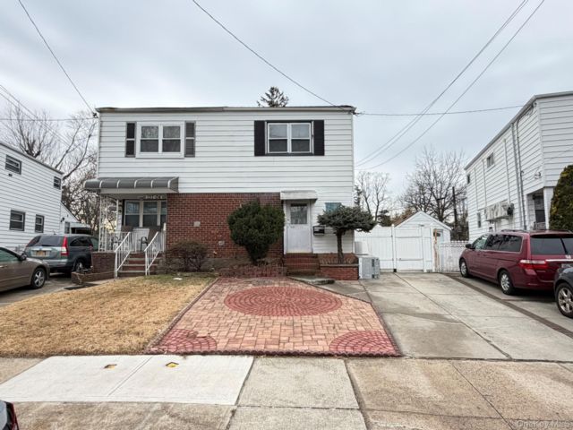  3 BR,  3.00 BTH &nbsp;Colonial style home in Flushing