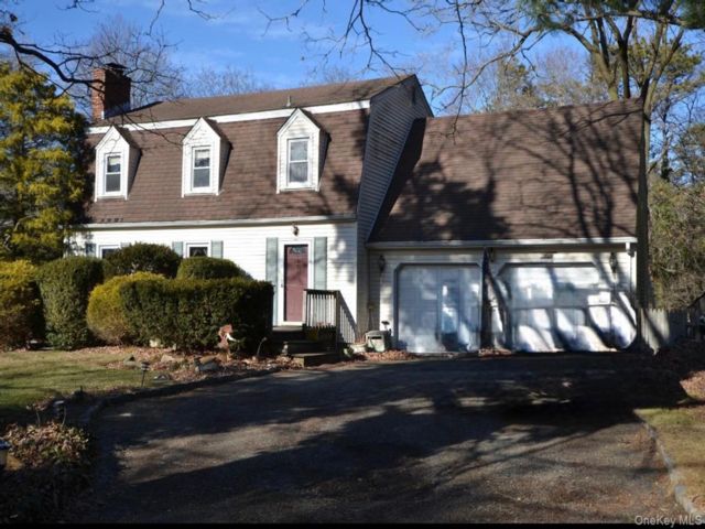  4 BR,  4.00 BTH &nbsp;Colonial style home in Medford