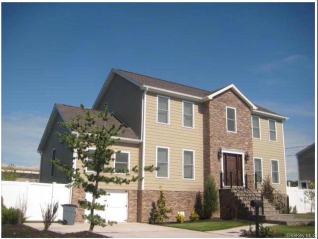  4 BR,  4.00 BTH &nbsp;Colonial style home in Oceanside