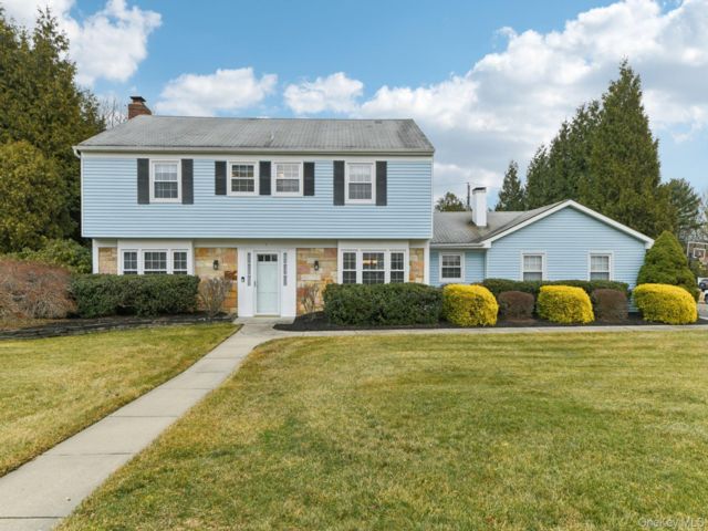  4 BR,  3.00 BTH &nbsp;Colonial style home in Stony Brook