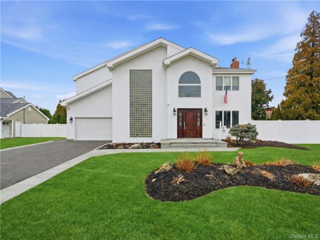  4 BR,  3.00 BTH &nbsp;Contemporary style home in Massapequa