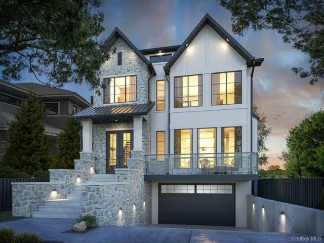  4 BR,  4.00 BTH &nbsp;Colonial style home in Hauppauge