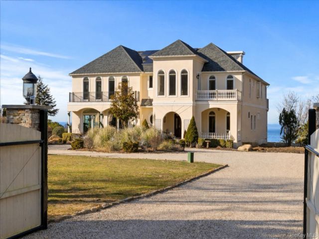  5 BR,  6.00 BTH &nbsp;Other style home in Riverhead