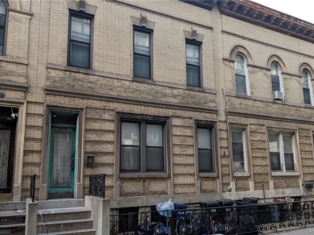  4 BR,  2.00 BTH &nbsp;House style home in Long Island City