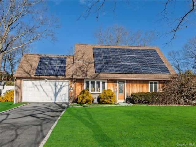  4 BR,  3.00 BTH &nbsp;Cape cod style home in Coram