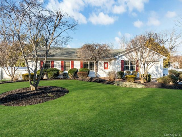  3 BR,  2.00 BTH &nbsp;Ranch style home in South Setauket