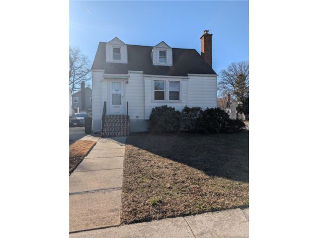  4 BR,  2.00 BTH &nbsp;Cape cod style home in Bellerose