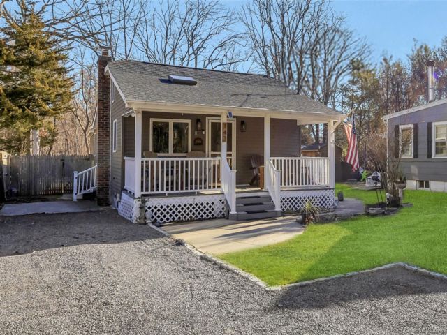  2 BR,  2.00 BTH &nbsp;Ranch style home in Centereach