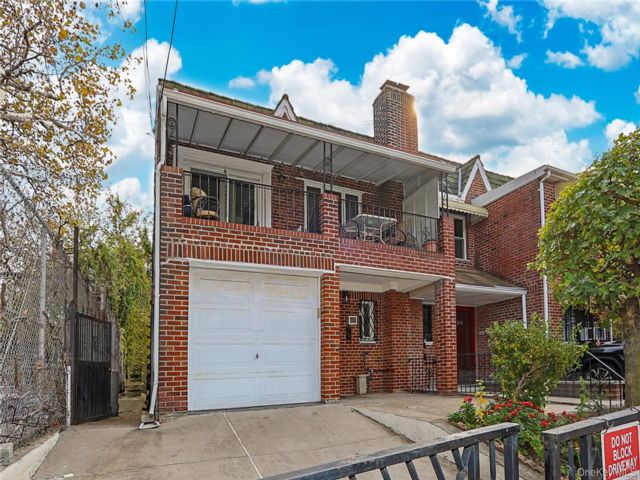  4 BR,  2.00 BTH &nbsp;House style home in Astoria