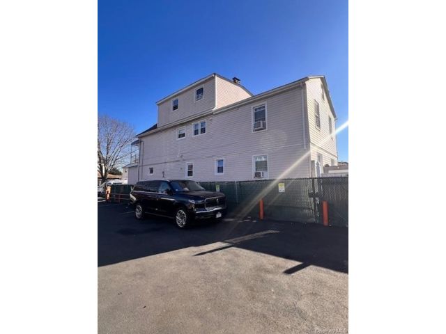  3 BR,  3.00 BTH &nbsp;House style home in South Ozone Park