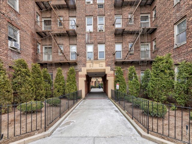  2 BR,  1.00 BTH &nbsp;Garden style home in Woodside