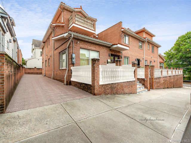  5 BR,  5.00 BTH &nbsp;Other style home in Middle Village