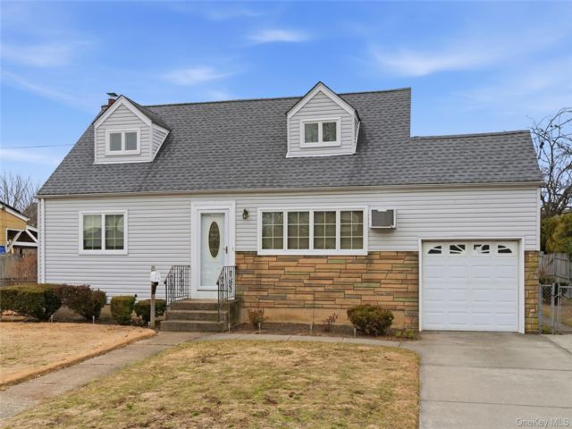  4 BR,  1.00 BTH &nbsp;Cape cod style home in West Babylon