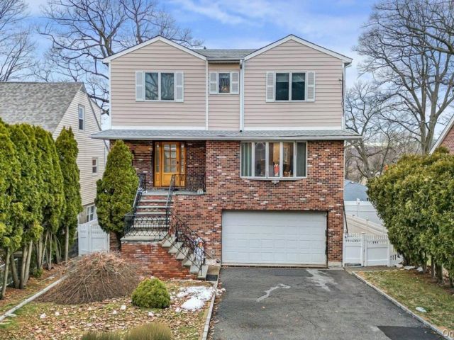  5 BR,  5.00 BTH &nbsp;Colonial style home in Yonkers