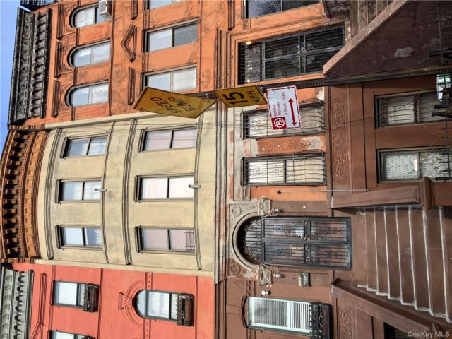  6 BR,  5.00 BTH &nbsp;House style home in New York (manhattan)