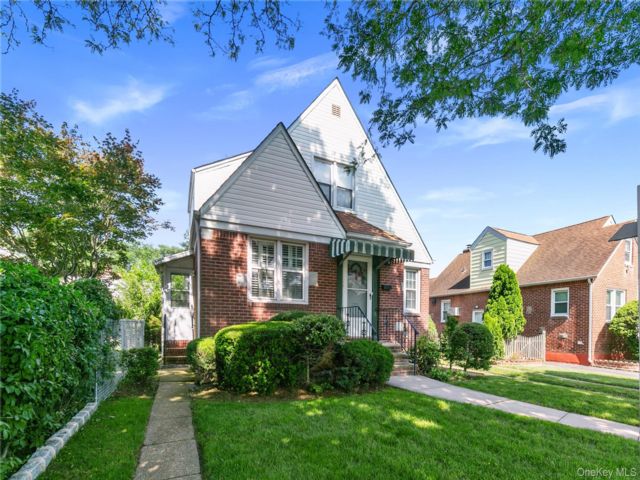  3 BR,  2.00 BTH &nbsp;Cape cod style home in Glen Oaks