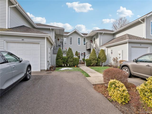  2 BR,  2.00 BTH &nbsp;Condo style home in Saint James