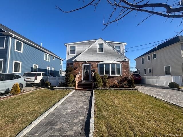  4 BR,  3.00 BTH &nbsp;Colonial style home in Mineola