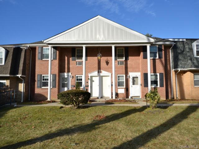 [Holtsville Real Estate, listing number 7244935]