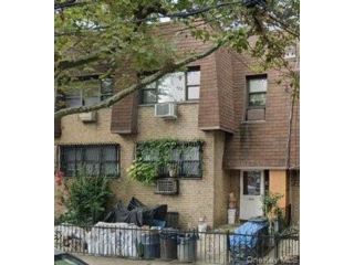  5 BR,  2.00 BTH &nbsp;House style home in Cypress Hills