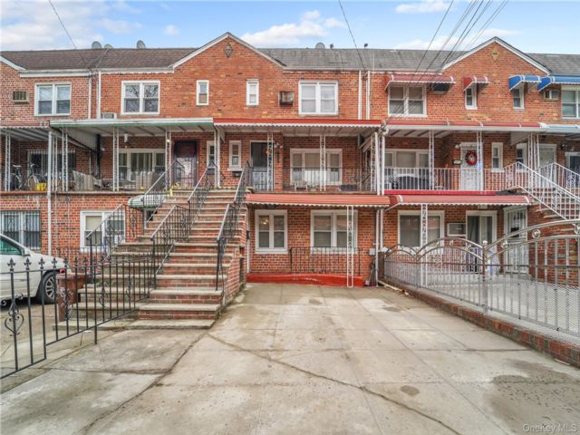  5 BR,  3.00 BTH &nbsp;House style home in Canarsie