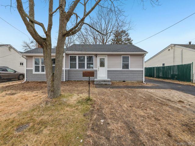  4 BR,  2.00 BTH &nbsp;Ranch style home in Bay Shore