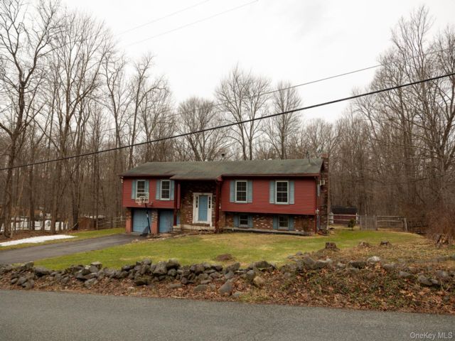  3 BR,  2.00 BTH &nbsp;Raised ranch style home in Blooming Grove