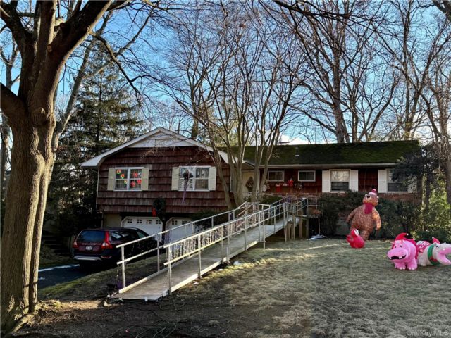  4 BR,  2.00 BTH &nbsp;Raised ranch style home in Hauppauge