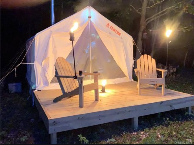 Lot <b>Size:</b>  &nbsp;House style home in Swan Lake