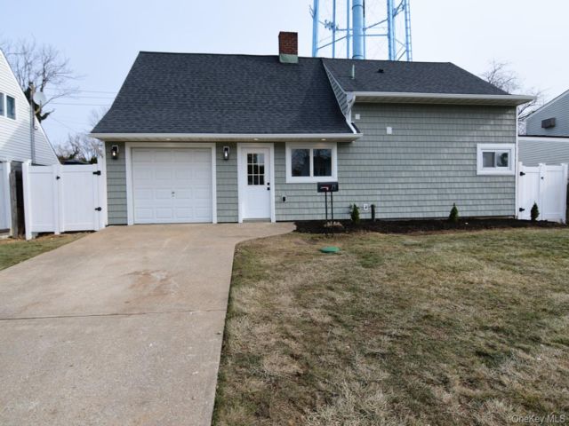  4 BR,  2.00 BTH &nbsp;Exp cape style home in Hicksville