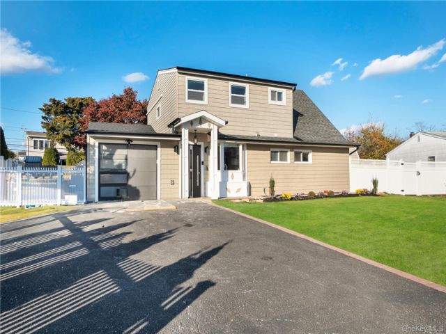  4 BR,  2.00 BTH &nbsp;Exp ranch style home in Hicksville