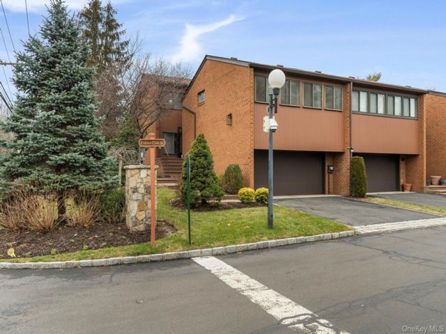  3 BR,  3.00 BTH &nbsp;Condo style home in Roslyn