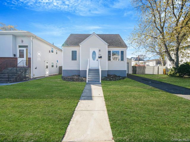  3 BR,  1.00 BTH &nbsp;Cape cod style home in Freeport