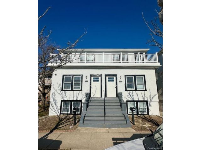  3 BR,  2.00 BTH &nbsp;Colonial style home in Long Beach