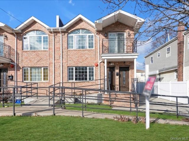  6 BR,  5.00 BTH &nbsp;House style home in Jamaica