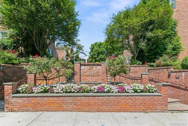 2 BR,  1.00 BTH &nbsp;Other style home in Larchmont