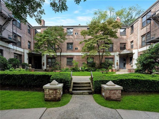  1 BR,  1.00 BTH &nbsp;Garden style home in Great Neck