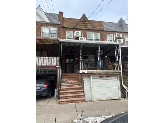  3 BR,  1.00 BTH &nbsp;House style home in Elmhurst