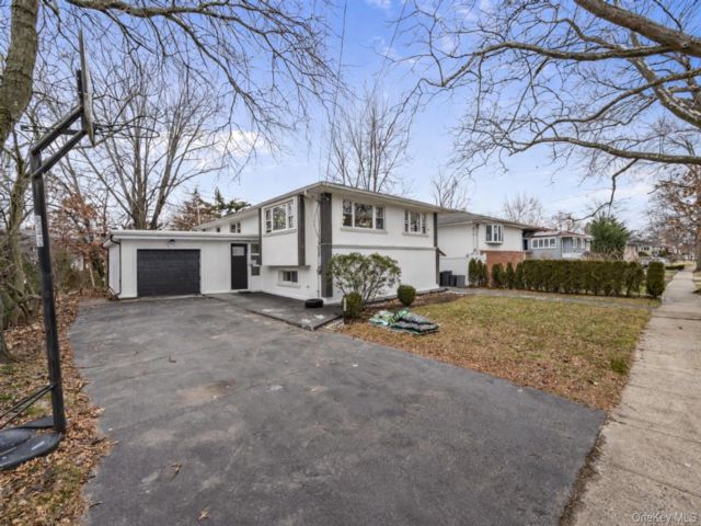  6 BR,  4.00 BTH &nbsp;Hi ranch style home in Woodmere