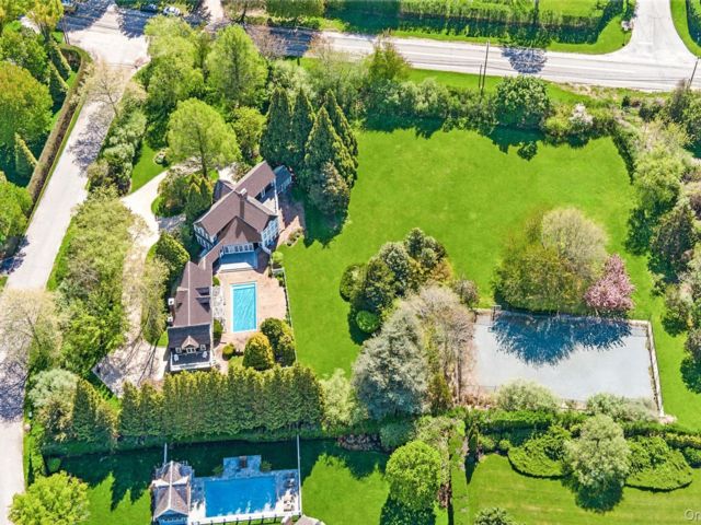  6 BR,  8.00 BTH &nbsp;Traditional style home in Bridgehampton