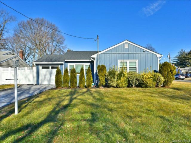  3 BR,  2.00 BTH &nbsp;Ranch style home in Valley Stream