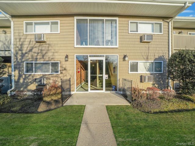  1 BR,  1.00 BTH &nbsp;Other style home in Smithtown