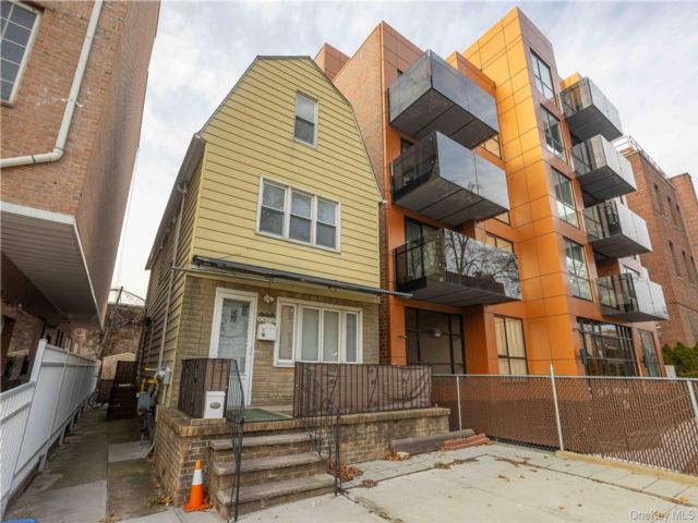 Studio,  0.00 BTH &nbsp;Commercial style home in Bayside