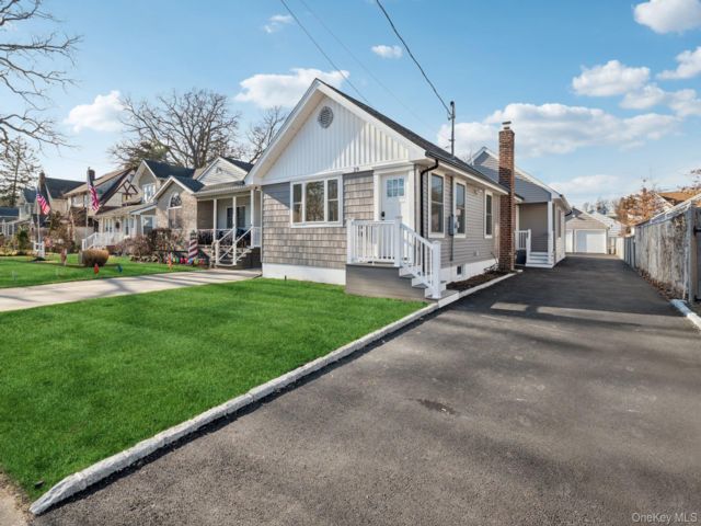  3 BR,  2.00 BTH &nbsp;Ranch style home in East Rockaway