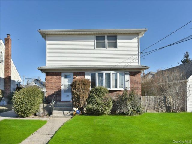  4 BR,  3.00 BTH &nbsp;Colonial style home in Valley Stream