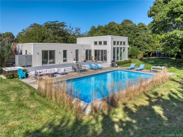  6 BR,  4.00 BTH &nbsp;Contemporary style home in East Marion