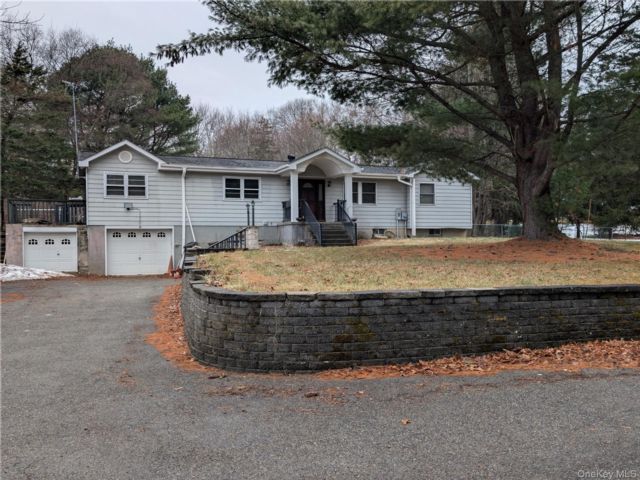  3 BR,  3.00 BTH &nbsp;Ranch style home in Newburgh