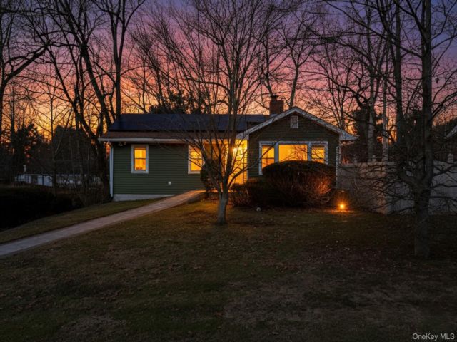  3 BR,  2.00 BTH &nbsp;Raised ranch style home in New City