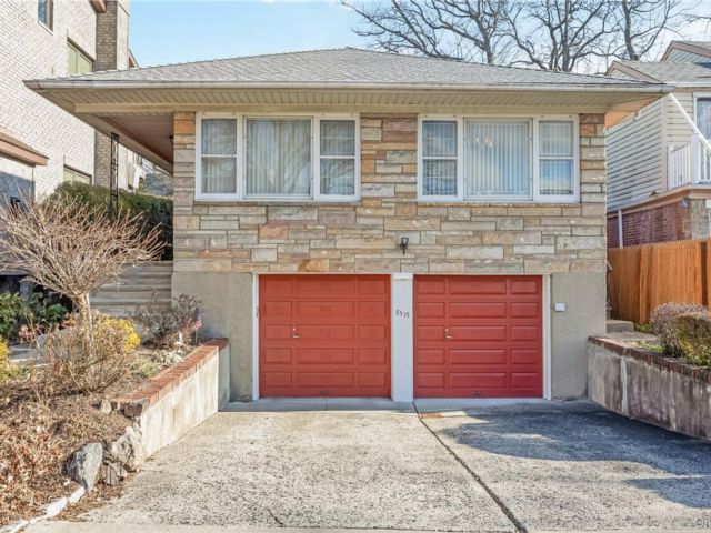  3 BR,  3.00 BTH &nbsp;Exp ranch style home in Hollis Hills