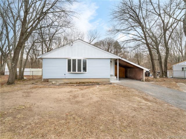  4 BR,  1.00 BTH &nbsp;Ranch style home in Centereach